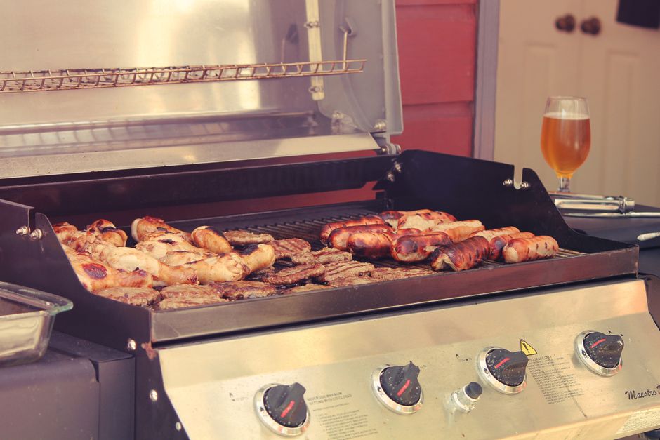 Milieuvriendelijke grill met zonne-energie werken. Milieuvriendelijke grill met zonne-energie werken.