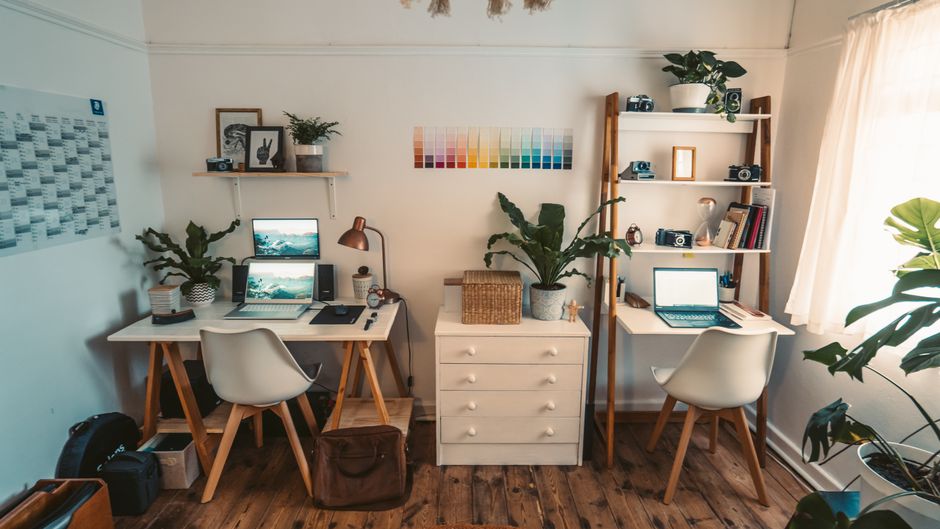 Stijlvol en functioneel tienerbureau met coole gadgets.