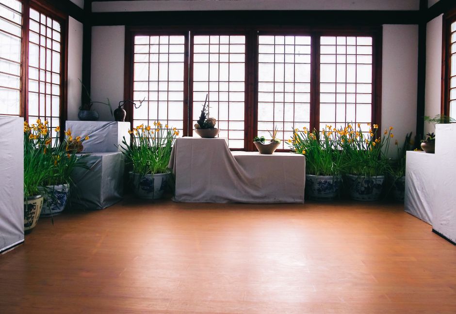 Minimalistisch interieur met rustgevende zen-tuin elementen.