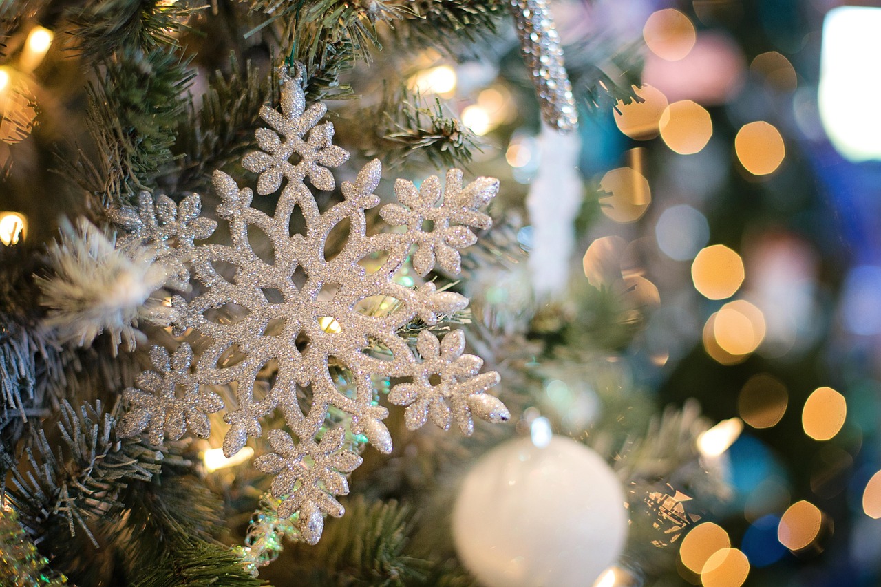 Minimalistische kerstboom versierd met duurzame ornamenten Minimalistische kerstboom versierd met duurzame ornamenten