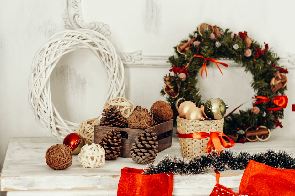 Gezellige tafelsetting met eco-vriendelijke kerstdecoraties Gezellige tafelsetting met eco-vriendelijke kerstdecoraties